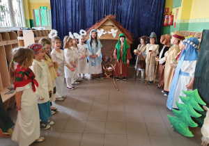 Aktorzy śpiewają piosenkę dla Jezuska.